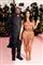 Kanye West i sort og Kim Kardashian i gennemsigtigt tøj på den røde løber