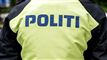 En politibetjent set fra ryggen