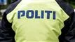 En politibetjent set fra ryggen