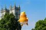 ballon der forestiller Donald Trump som baby svæver i luften