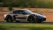sort porsche kører på vej