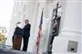 Donald Trump taler foran Det Hvide Hus