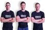 Tre fyre i sorte t-shirts med logoer