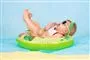 En baby i en badering