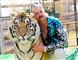 tiger og skægget mand i hawaiiskjorte 