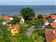 En samling huse ved vandet