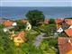 En samling huse ved vandet