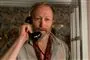 Lars Mikkelsen i kostume fra Badehotellet. Her taler han i telefon.