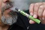 Mand suger på e-cigaret