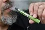 Mand suger på e-cigaret