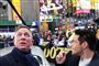 skuespilleren daniel craig under kigger op under optagelser