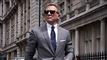 Daniel Craig med solbriller går på gade i rollen som James Bond 