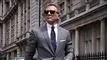 Daniel Craig med solbriller går på gade i rollen som James Bond 