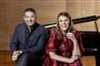 Johannes Langkilde og Katrine Muff sidder foran en piano