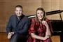 Johannes Langkilde og Katrine Muff sidder foran en piano