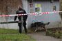 politimand og hund går ved bygning i aarhus