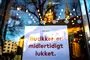 Et butiks vindue med en seddel om at der er midlertidigt lukket