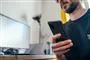 En mand kigger på sin smartphone