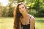 En smuk ung brunette i lyset