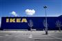 Et IKEA varehus med en helt tom parkeringsplads. 
