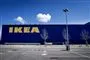 Et IKEA varehus med en helt tom parkeringsplads. 