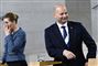 En smilende Søren Pape ved siden af Mette Frederiksen, som tørrer øjnene