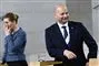 En smilende Søren Pape ved siden af Mette Frederiksen, som tørrer øjnene