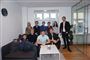 En masse mennesker i et kontor