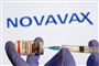 kanyle og glas med vaccine med firmanavet Novavax i baggrunden