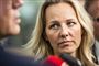 ida auken kigger på talende mand