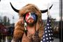Shamanen Jake Angeli med bøffelhat og det amerikanske flag