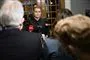 Inger Støjberg omgivet af pressefolk 