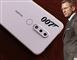 En telefon og et billede af Daniel Craig som James Bond