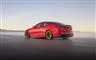 En rød Model S bagfra