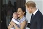 Harry og Meghan med Archi på armen.