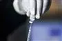 kanyle på vej ind i glas med coronavaccine
