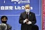 En japaner taler på en konference - med maske på