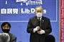 En japaner taler på en konference - med maske på