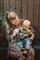 En dame med en baby og noget mos