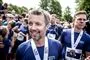 kronprins frederik smiler iført blåt løbetøj