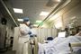 Læger ved patient på hospital