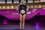 sofie linde viser maven ved tv-show