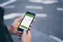 En mand med en smartphone