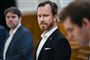 Jakob Ellemann-Jensen i jakke og hvid skjorte står og kigger 