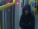 mand med hætte står i metro