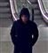 mand med hætte står på metrostation