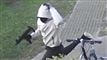 Mand med maskinpistol løber