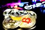 mønter som angiver kryptovaluta ligger på bord