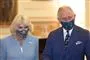 Camilla Parker Bowles og Prins Charles står med mundbind på 