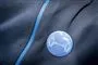 En badge der viser at man skal holde afstand.